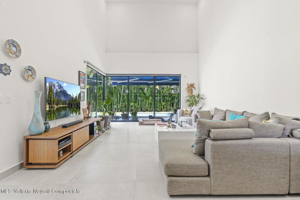 20251016220621579356000000 o